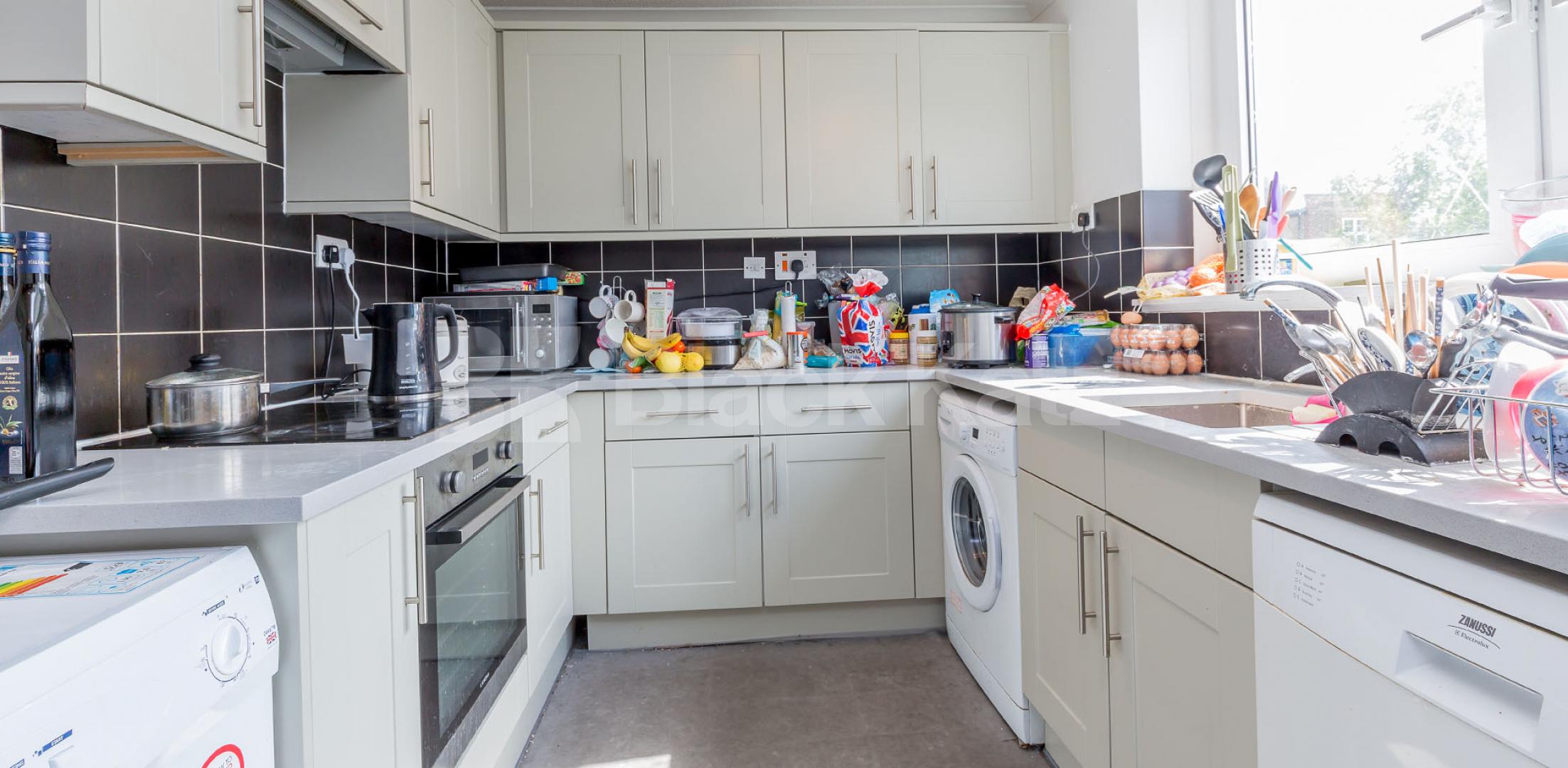 			3 Bedroom, 1 bath, 1 reception Flat			 Oakley Square, Camden